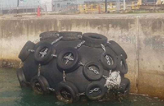 Fendertec marine fendering - Pneumatic fenders with tire net