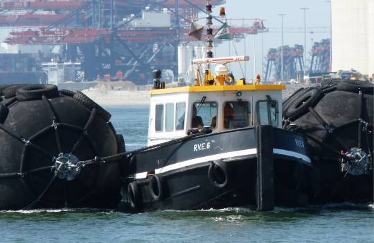 Fendertec marine fendering - Pneumatic fenders with tire net